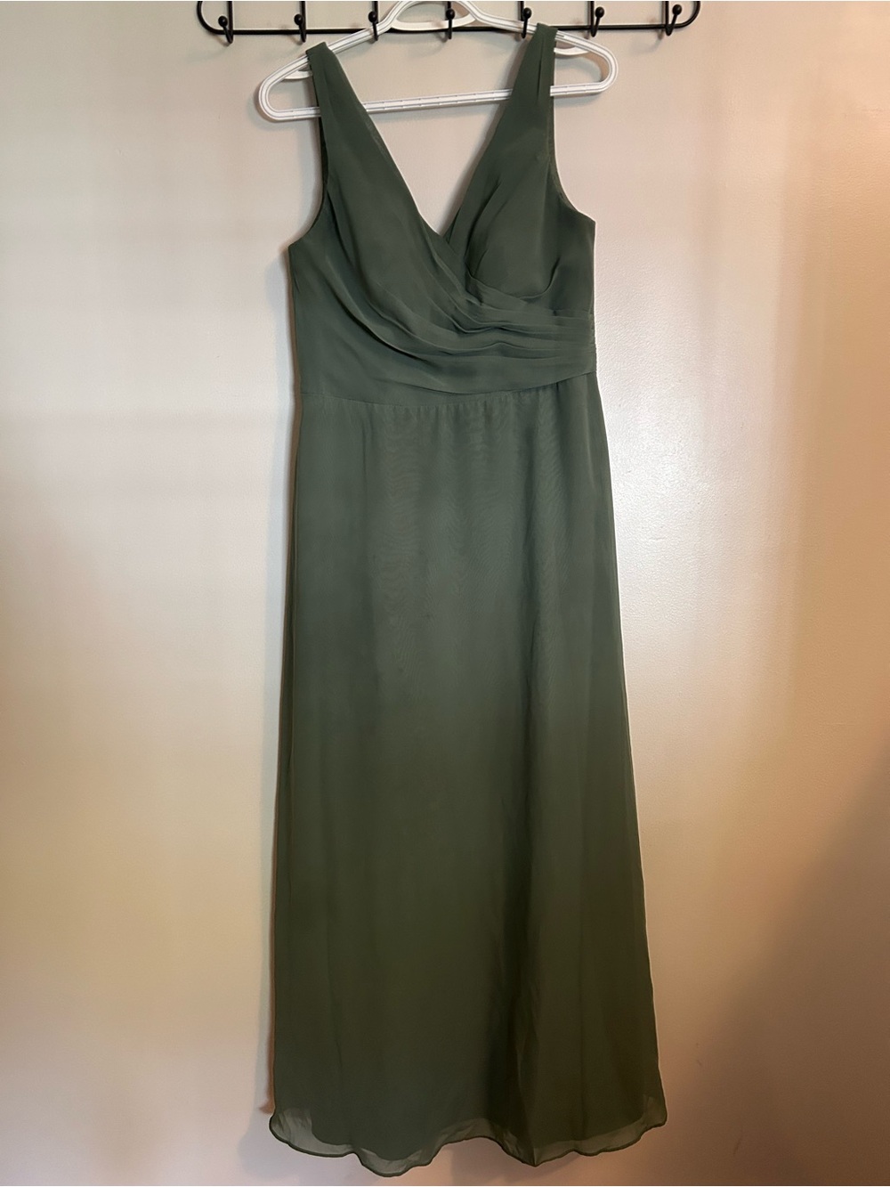 Elegant Olive Green V-Neck Sleeveless Maxi Dress